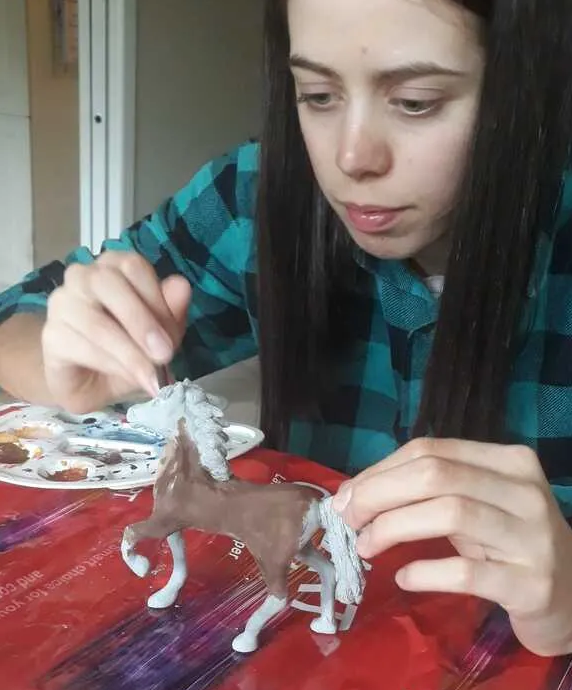 Sara mentre dipinge