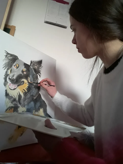 Sara mentre dipinge