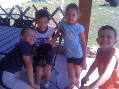Sara con i fratelli