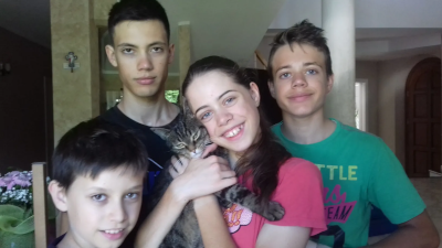 Sara con i fratelli