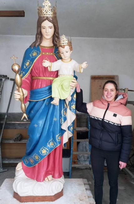 Sara con la statua della Madonna Ausiliatrice