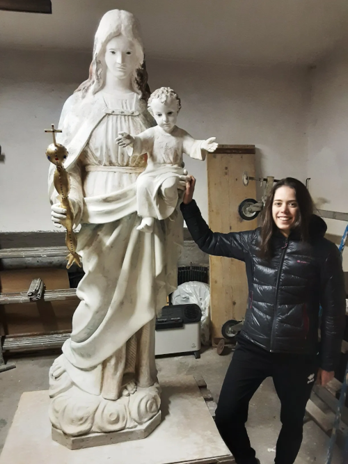 Sara con la statua della Madonna